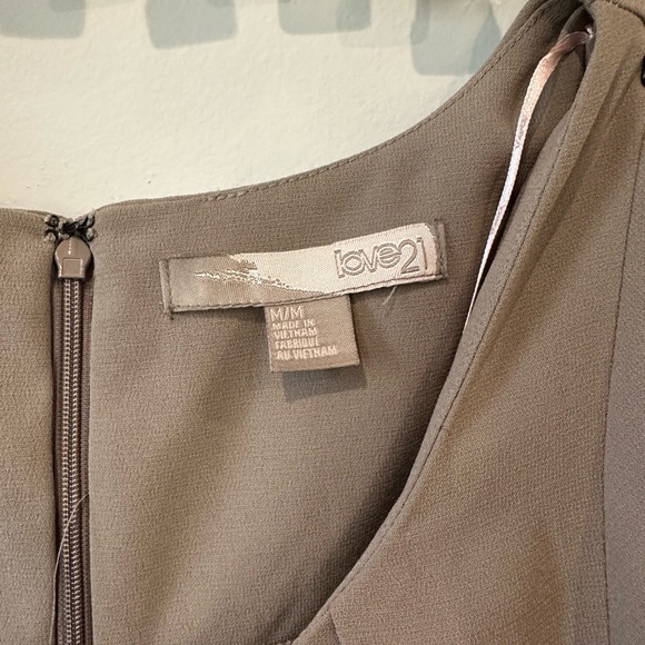 FOREVER 21 Women's Size M Classy Formal Pleated Beige Shift Dress NWT - Picture 3 of 10